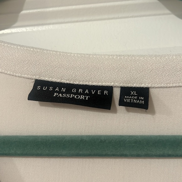 White Susan Graver Passport top - Picture 2 of 2